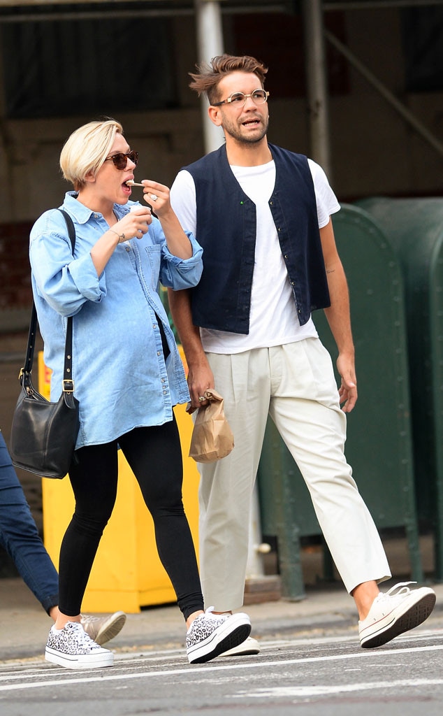 Scarlett Johansson Satisfies Her Pregnancy Cravings With Ice Cream E